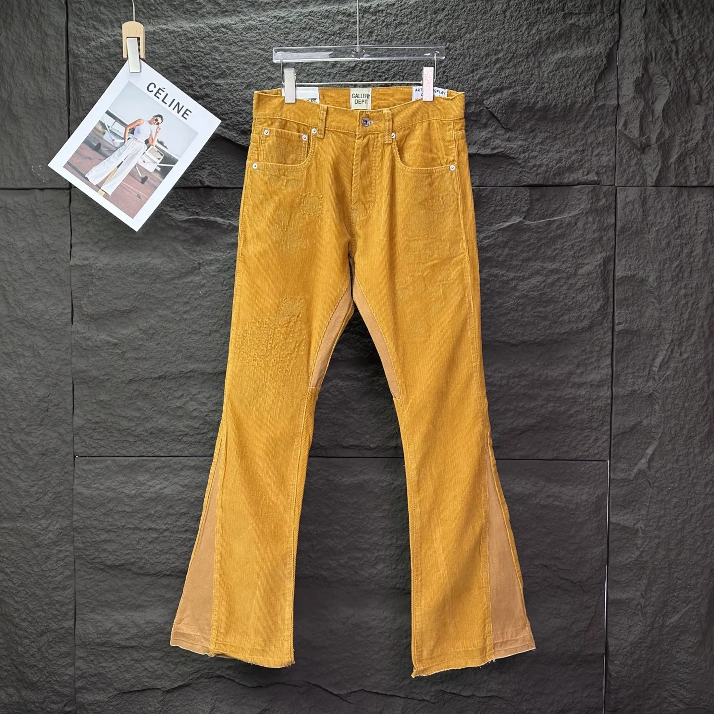 P260 GALLERY DEPT. 2025 new corduroy all-over embroidery stitching couple's style loose bootcut jeans 🔥High version🔥High version🔥 Top ceiling quality Styles with different washed textures, very friendly to people with thin legs and thick legs, the loose version of the boot very much modifies the leg shape Moderate length that never goes out of style, easy to match with casually, basic styling for various styles, a must-have in the wardrobe! The fabric is stiff but also makes the upper body soft without losing texture. The washing process is even more perfect. It is a must-have item for everyone! ! ! Washed wheat, hang tag, pants label, complete with three labels Color: ginger Size: 28, 30, 32, 34, 36 (five sizes)